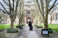 NEWS - Cambridge: Trauer um Stephen Hawking 