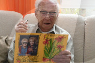 PEOPLE - Ein Geburtstagskarte von Heino für den 110-Jährigen Gerhart Schneider aus Bad Münstereife