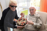 PEOPLE - Ein Geburtstagskarte von Heino für den 110-Jährigen Gerhart Schneider aus Bad Münstereife