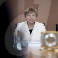 NEWS - Berlin: Gratulationen und Blumen für Kanzlerin Angela Merkel 
