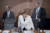  NEWS - Berlin: Gratulationen und Blumen für Kanzlerin Angela Merkel 