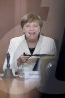  NEWS - Berlin: Gratulationen und Blumen für Kanzlerin Angela Merkel 