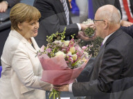  NEWS - Berlin: Gratulationen und Blumen fŸr Kanzlerin Angela Merkel 