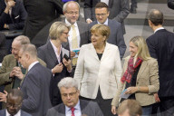  NEWS - Berlin: Gratulationen und Blumen fŸr Kanzlerin Angela Merkel 
