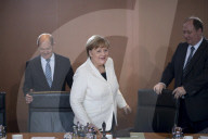  NEWS - Berlin: Gratulationen und Blumen für Kanzlerin Angela Merkel 
