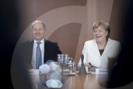  NEWS - Berlin: Gratulationen und Blumen für Kanzlerin Angela Merkel 