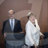  NEWS - Berlin: Gratulationen und Blumen für Kanzlerin Angela Merkel 