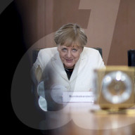 NEWS - Berlin: Gratulationen und Blumen für Kanzlerin Angela Merkel 