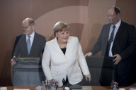  NEWS - Berlin: Gratulationen und Blumen für Kanzlerin Angela Merkel 