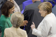  NEWS - Berlin: Gratulationen und Blumen fŸr Kanzlerin Angela Merkel 