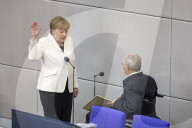  NEWS - Berlin: Gratulationen und Blumen fŸr Kanzlerin Angela Merkel 