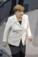  NEWS - Berlin: Gratulationen und Blumen fŸr Kanzlerin Angela Merkel 