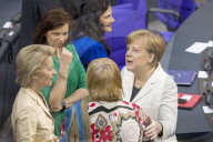  NEWS - Berlin: Gratulationen und Blumen fŸr Kanzlerin Angela Merkel 