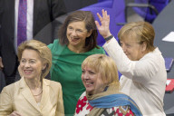 NEWS - Berlin: Gratulationen und Blumen fŸr Kanzlerin Angela Merkel 