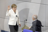  NEWS - Berlin: Gratulationen und Blumen fŸr Kanzlerin Angela Merkel 