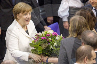  NEWS - Berlin: Gratulationen und Blumen fŸr Kanzlerin Angela Merkel 