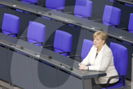  NEWS - Berlin: Gratulationen und Blumen fŸr Kanzlerin Angela Merkel 