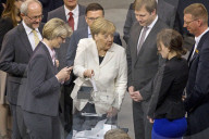  NEWS - Berlin: Gratulationen und Blumen fŸr Kanzlerin Angela Merkel 