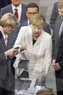  NEWS - Berlin: Gratulationen und Blumen fŸr Kanzlerin Angela Merkel 