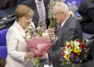  NEWS - Berlin: Gratulationen und Blumen fŸr Kanzlerin Angela Merkel 