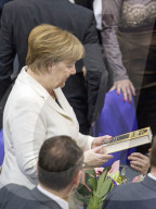  NEWS - Berlin: Gratulationen und Blumen fŸr Kanzlerin Angela Merkel 