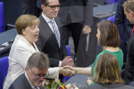  NEWS - Berlin: Gratulationen und Blumen fŸr Kanzlerin Angela Merkel 