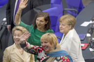  NEWS - Berlin: Gratulationen und Blumen fŸr Kanzlerin Angela Merkel 