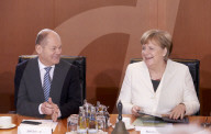  NEWS - Berlin: Gratulationen und Blumen für Kanzlerin Angela Merkel 