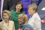  NEWS - Berlin: Gratulationen und Blumen fŸr Kanzlerin Angela Merkel 