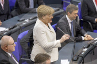  NEWS - Berlin: Gratulationen und Blumen fŸr Kanzlerin Angela Merkel 