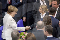  NEWS - Berlin: Gratulationen und Blumen fŸr Kanzlerin Angela Merkel 