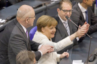  NEWS - Berlin: Gratulationen und Blumen fŸr Kanzlerin Angela Merkel 