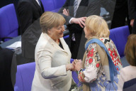  NEWS - Berlin: Gratulationen und Blumen für Kanzlerin Angela Merkel 