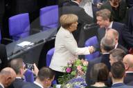  NEWS - Berlin: Gratulationen und Blumen für Kanzlerin Angela Merkel 