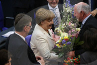  NEWS - Berlin: Gratulationen und Blumen für Kanzlerin Angela Merkel 