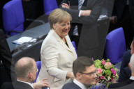  NEWS - Berlin: Gratulationen und Blumen für Kanzlerin Angela Merkel 