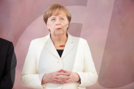  NEWS - Berlin: Gratulationen und Blumen für Kanzlerin Angela Merkel 