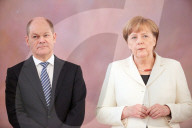  NEWS - Berlin: Gratulationen und Blumen für Kanzlerin Angela Merkel 