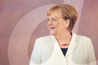  NEWS - Berlin: Gratulationen und Blumen für Kanzlerin Angela Merkel 
