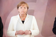  NEWS - Berlin: Gratulationen und Blumen für Kanzlerin Angela Merkel 