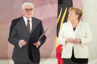  NEWS - Berlin: Gratulationen und Blumen für Kanzlerin Angela Merkel 