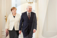  NEWS - Berlin: Gratulationen und Blumen für Kanzlerin Angela Merkel 
