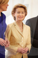  NEWS - Berlin: Gratulationen und Blumen für Kanzlerin Angela Merkel 