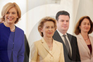  NEWS - Berlin: Gratulationen und Blumen für Kanzlerin Angela Merkel 