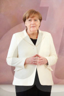  NEWS - Berlin: Gratulationen und Blumen für Kanzlerin Angela Merkel 