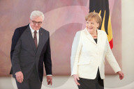  NEWS - Berlin: Gratulationen und Blumen für Kanzlerin Angela Merkel 