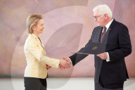  NEWS - Berlin: Gratulationen und Blumen für Kanzlerin Angela Merkel 