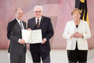  NEWS - Berlin: Gratulationen und Blumen für Kanzlerin Angela Merkel 