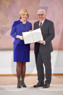  NEWS - Berlin: Gratulationen und Blumen für Kanzlerin Angela Merkel 