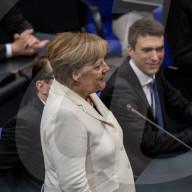  NEWS - Berlin: Gratulationen und Blumen für Kanzlerin Angela Merkel 
